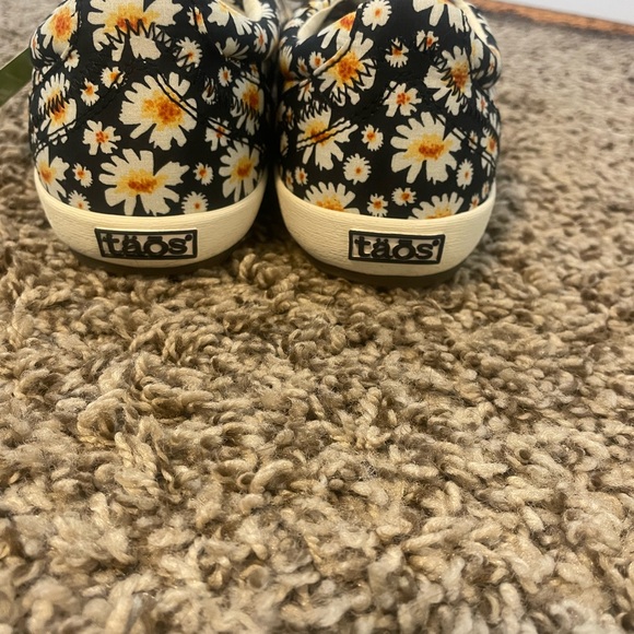 Womens Floral Sneakers - Daisy pattern - Picture 4 of 6
